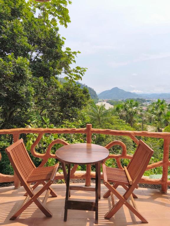Balkon ze stolikiem i widokiem na dolinę