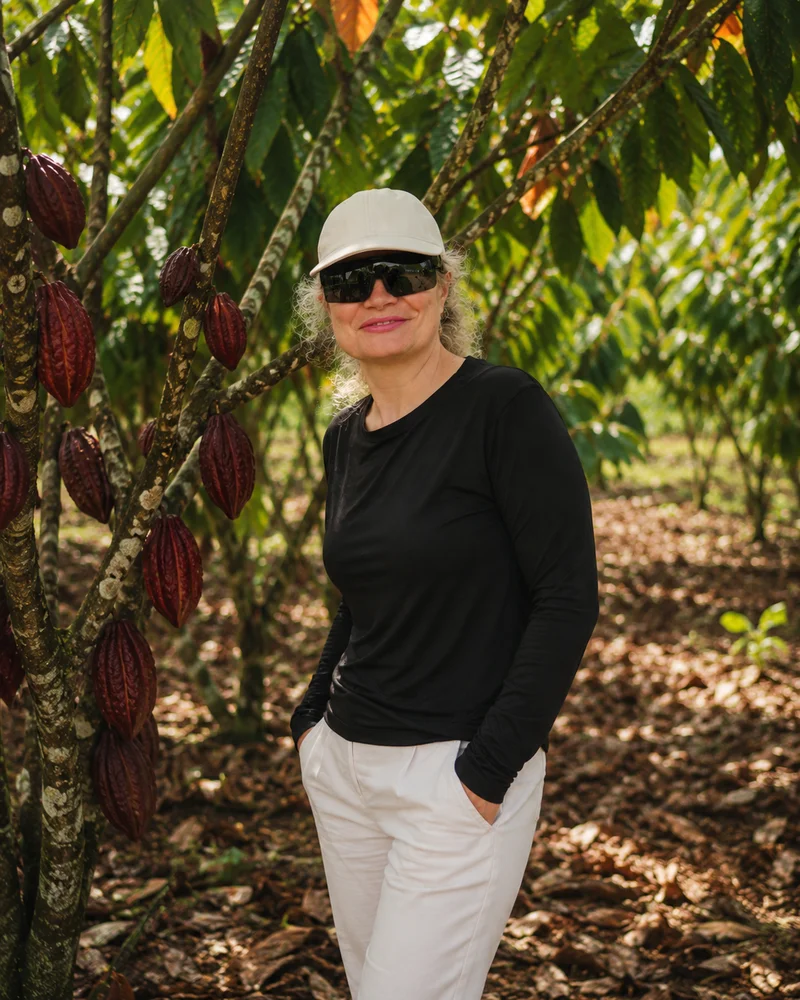 Eva Sławińska wśród kakaowców na plantacji w peruwiańskiej Amazonii